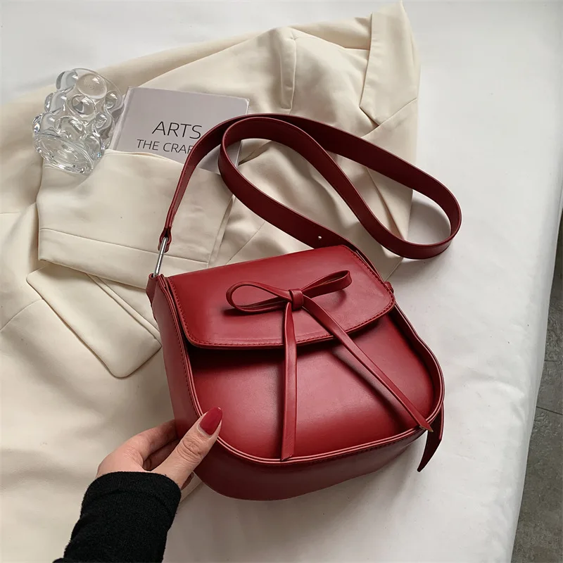 

Элегантная женская модная повседневная простая уникальная сумка-мессенджер из искусственной кожи с бантом на одно плечо, подходящая униве...