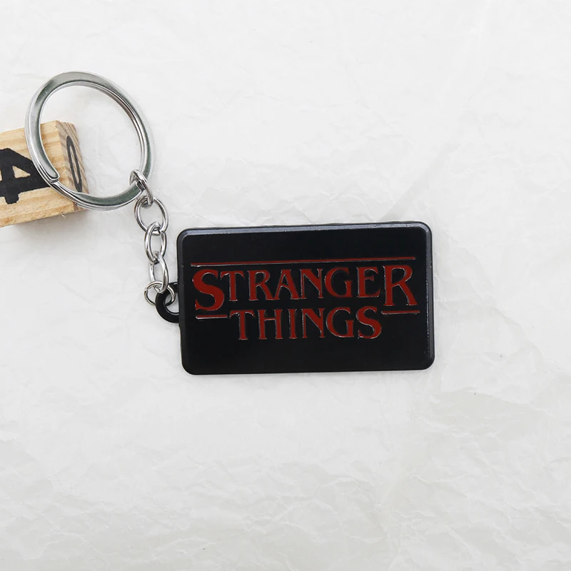 Брелок для ключей подвеска значок с надписью очень странные дела | Украшения и
