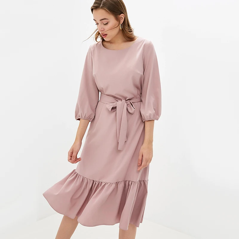 Милое платье миди с оборками и поясом женское рукавом фонариком круглым вырезом