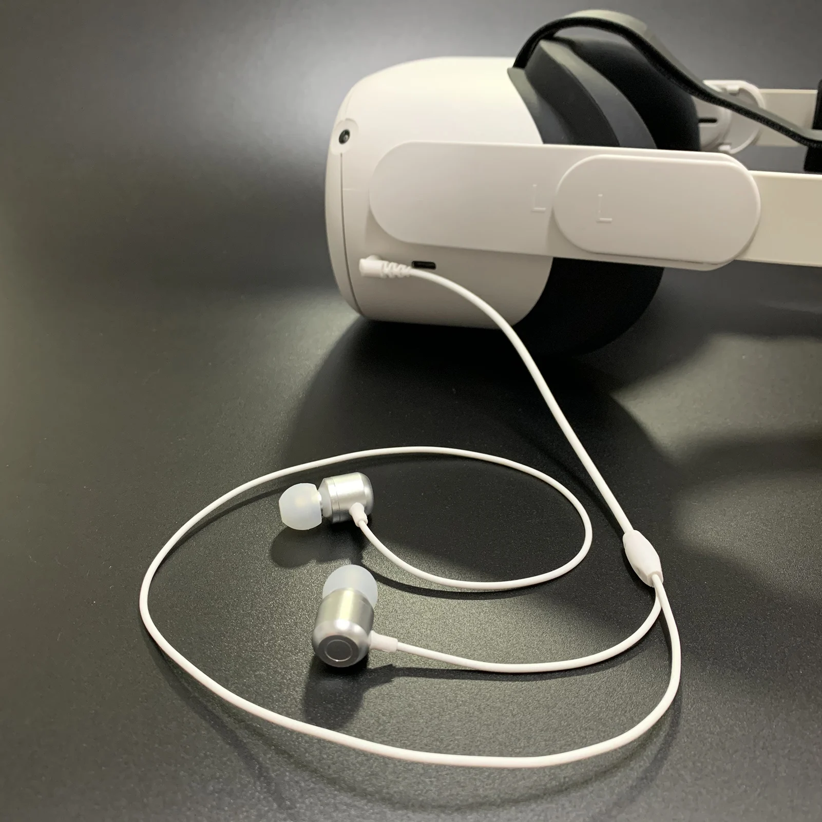 

For Oculus Quest 2 VR In-ear 3.5mm Wired Earphone, Dynamic Drive Gaming Headphones with S/M/L Silicone Earbuds caps