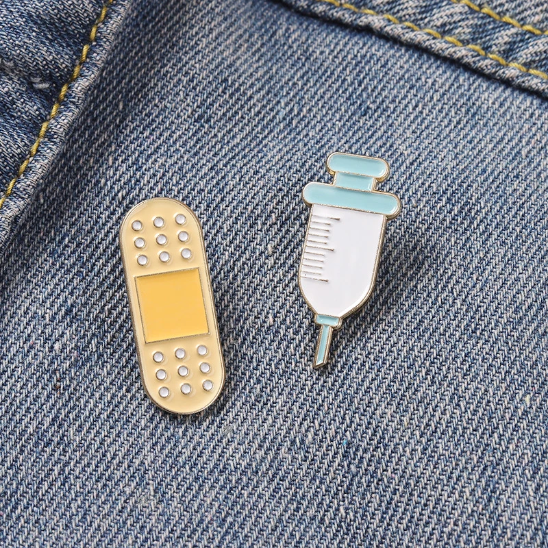 

Nurse shirt with shield brooch Cartoon syringe brooch Personality bandage brooch Bandage syringe medical brooch Backpack Badge