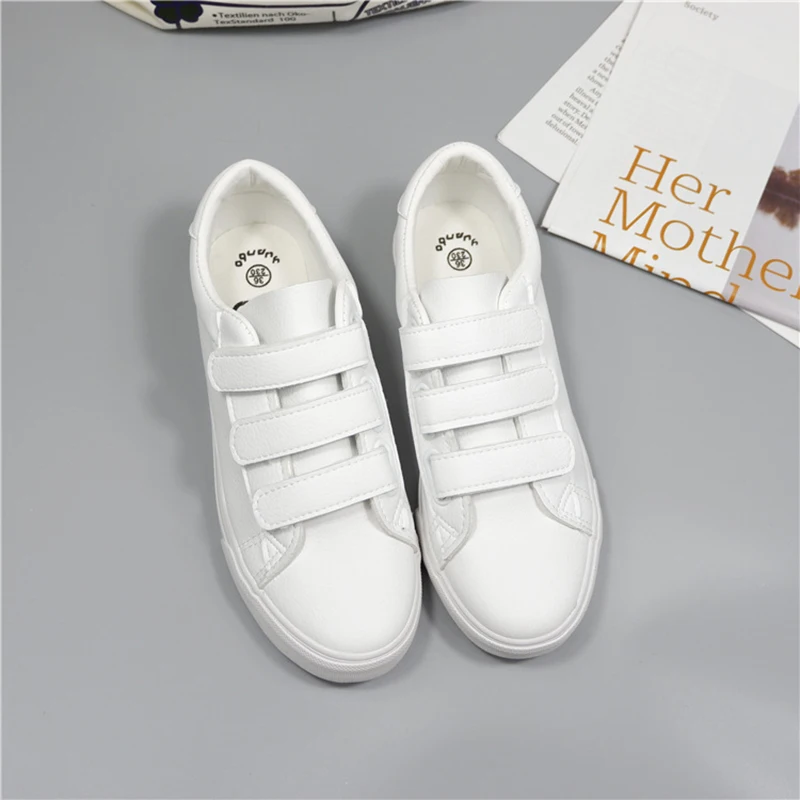 Женские кроссовки из искусственной кожи удобные парусиновые туфли на липучке