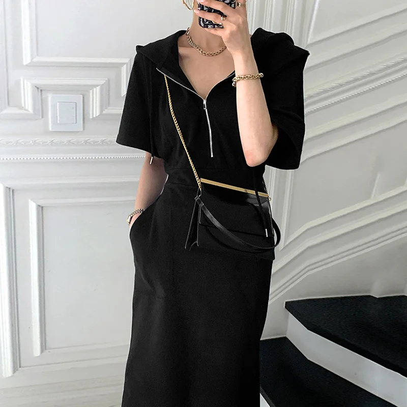 Женское платье с капюшоном и большими карманами простое приталенное на молнии