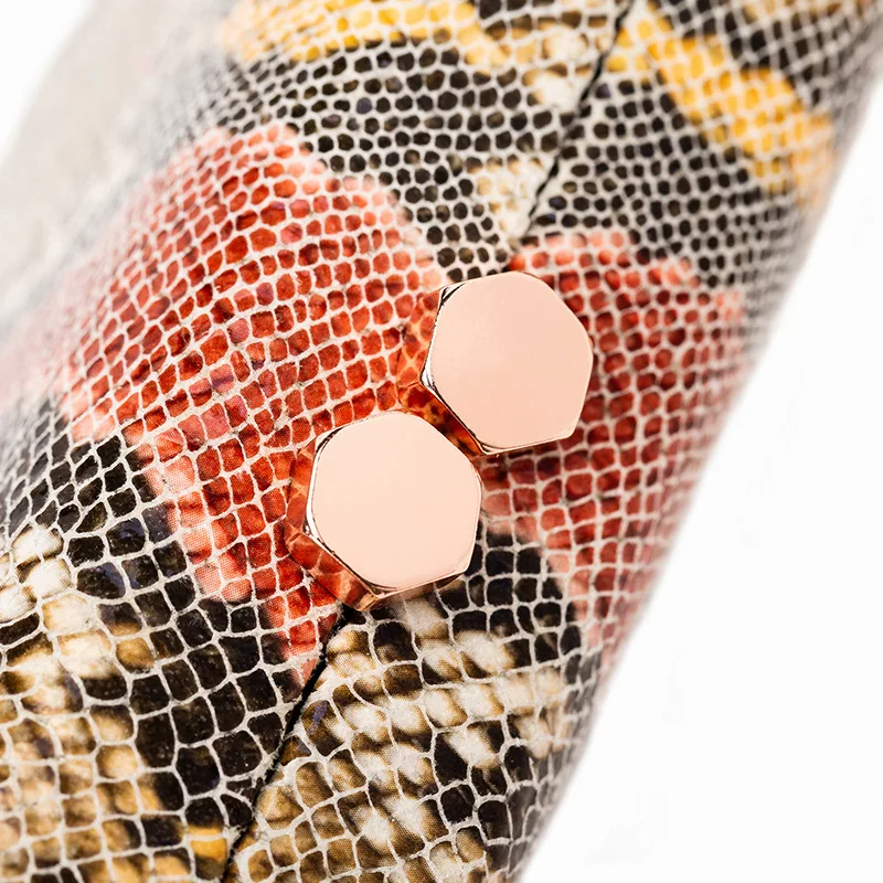 Женская сумка-клатч с текстурой под змеиную кожу |