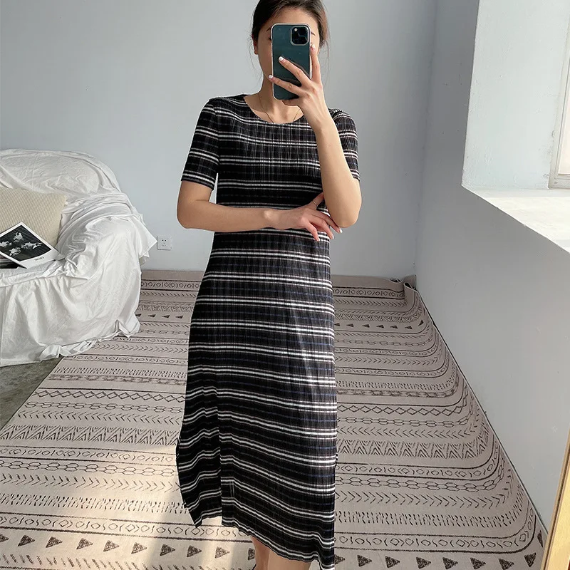 

TVVOVVIN Summer New Striped O-neck Pleated Dress Short Sleeve Loose All-match A-line Knee-length Dress 2021 4O6P
