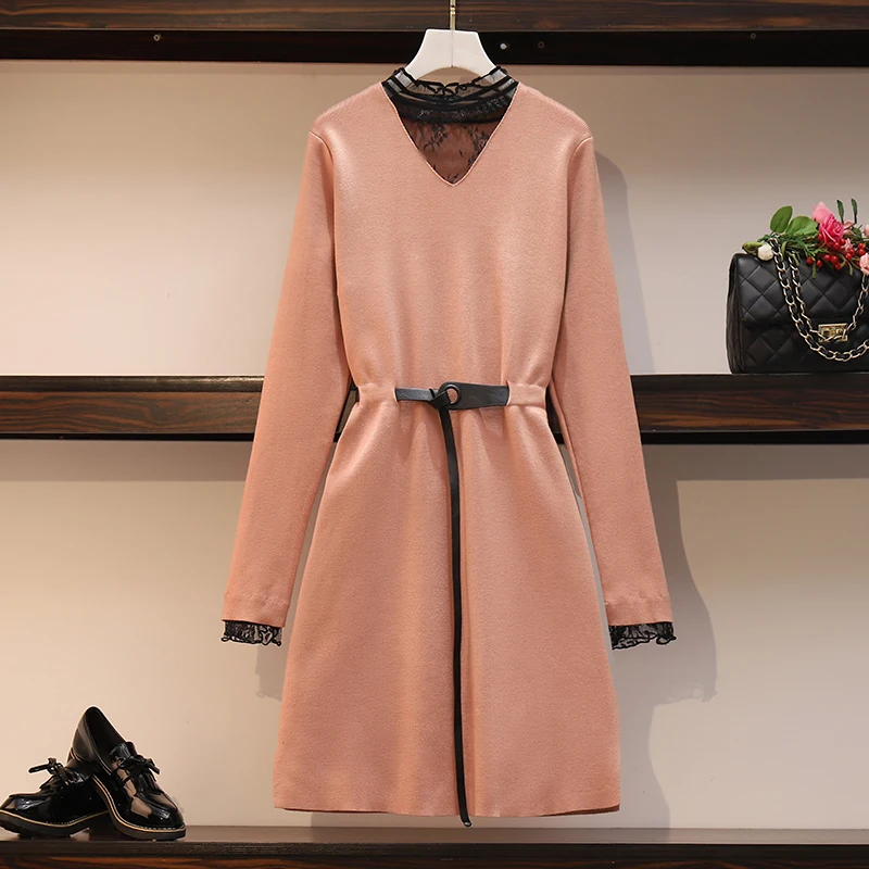 Офисное женское черное трикотажное платье-свитер с кружевным воротником и