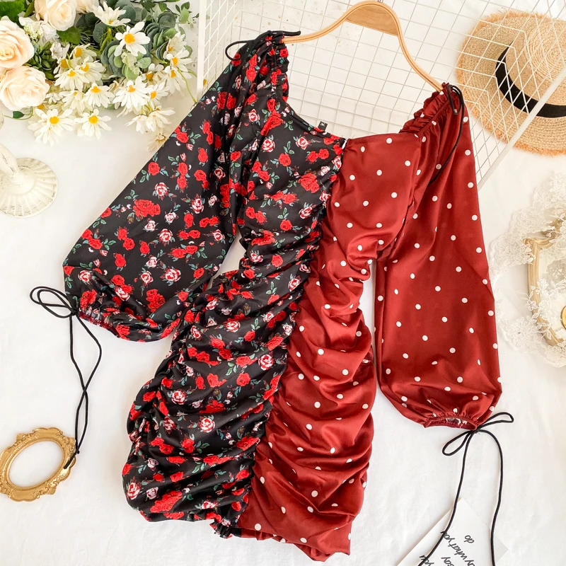 Модное мини платье в стиле блогера с рукавами фонариками и цветочным