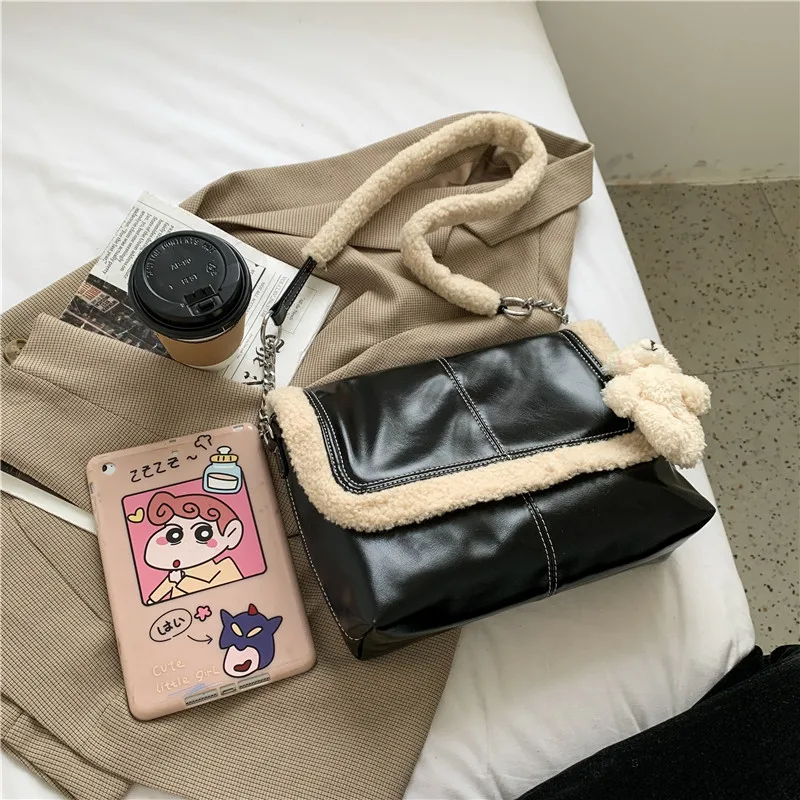 

Luxury Women Designer Soft Leather Crossbody Bag Winter Style Bear Ornaments Flap Messenger Bags Lady Warm Wool Shoulder Handbag