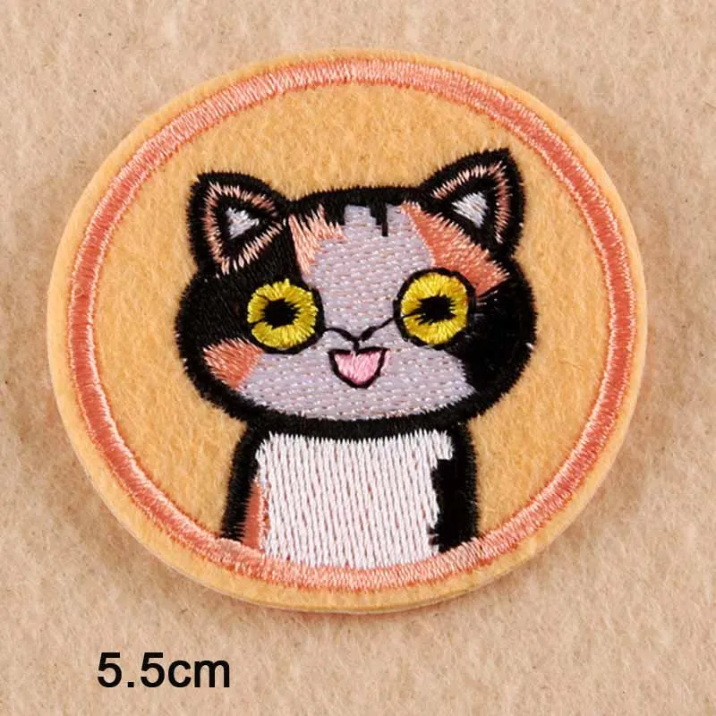 Наклейка на одежду с вышивкой белого кота.