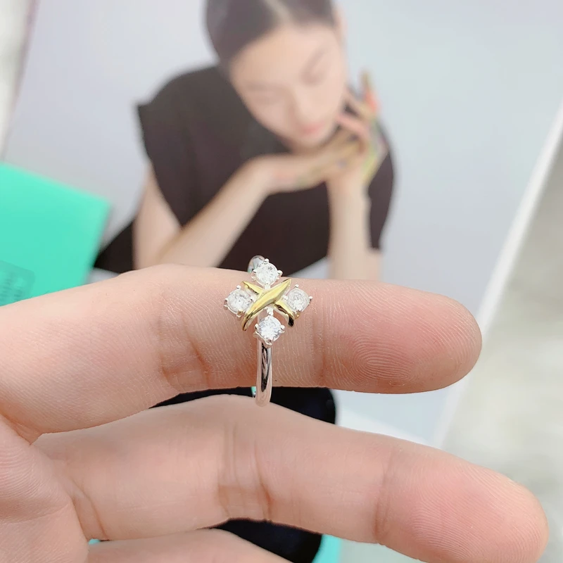 Женское кольцо с инкрустацией из циркония стерлингового серебра 925 пробы