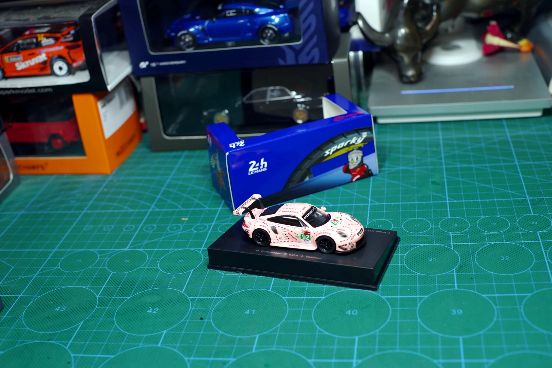 

SPARK Model 1/64 2018 Le Mans GT Porsc 911 RSR #92 Pink Pig Diecast Metal Model Car toy With Original Box