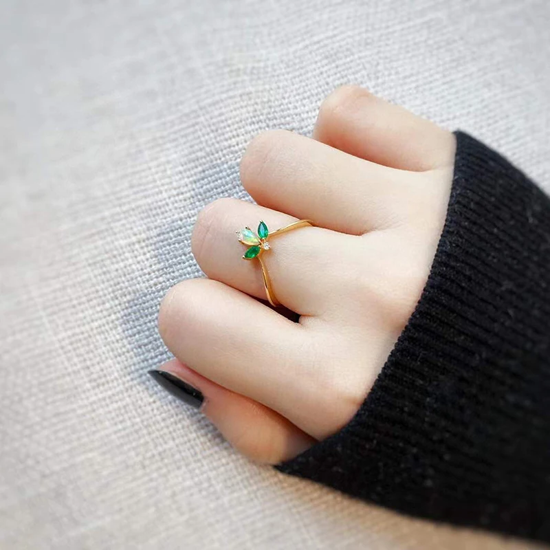 

AINUOSHI 18K Gold Pear Shaped 0.08ct Natural Opal Real 0.08ct Emerald 0.01ct Diamond for Women Simple Gemstone Party Ring
