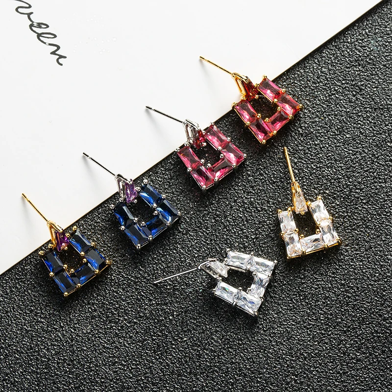 Женские серьги-гвоздики с фианитами золотистого цвета