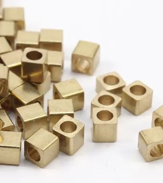 

100 Raw Brass квадратные кубические бусины, 3x3mm (A0152)