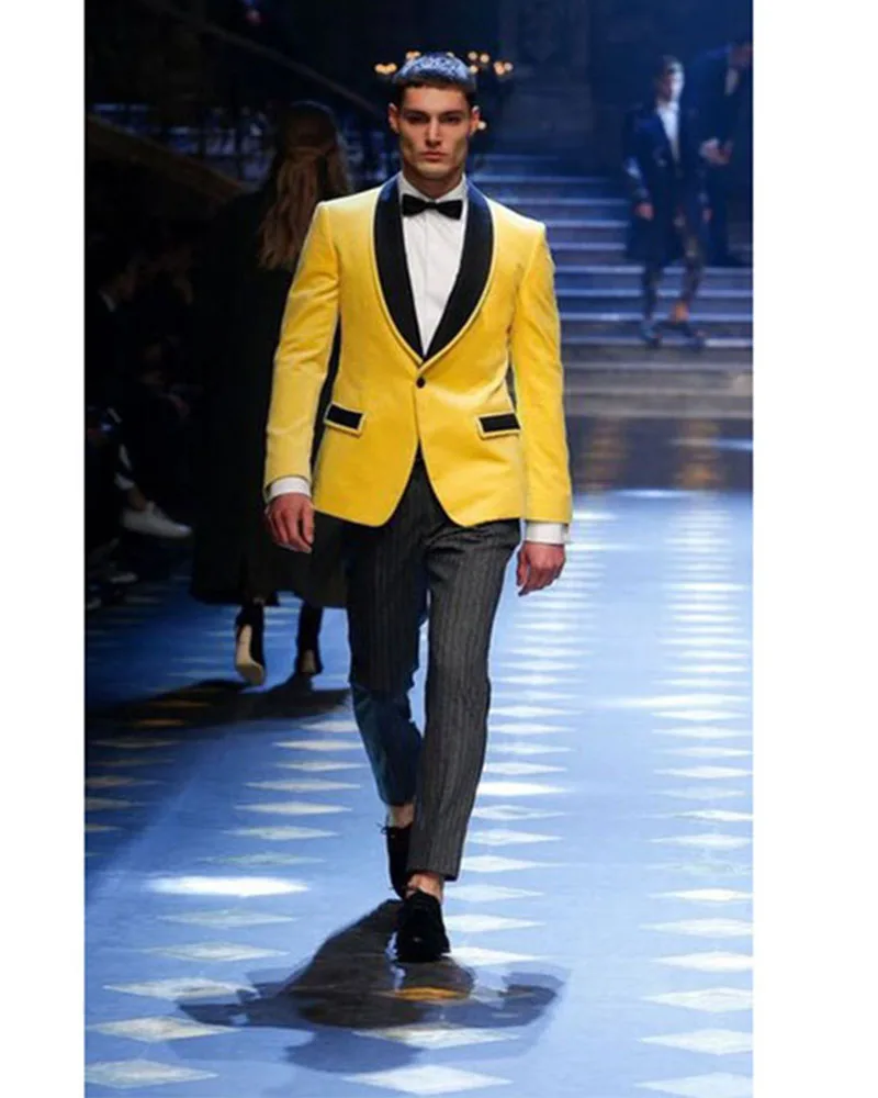 

Мужские костюмы с жакетом и брюками, новейший дизайн, желтое пальто с отложным воротником и шалью, серые полосатые брюки для жениха, вечерни...