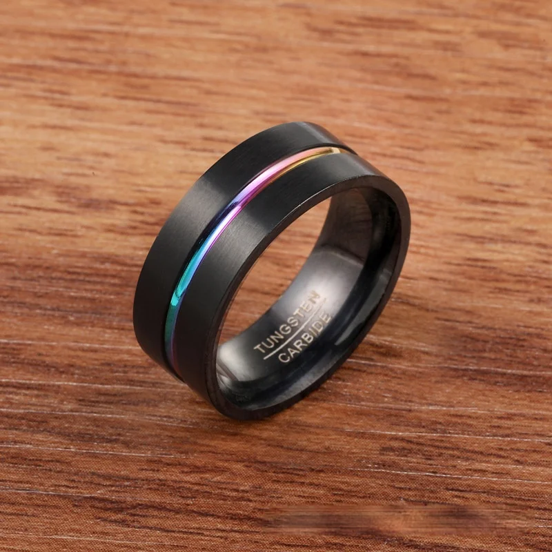 Модное простое красочное кольцо из нержавеющей стали в черном помещении