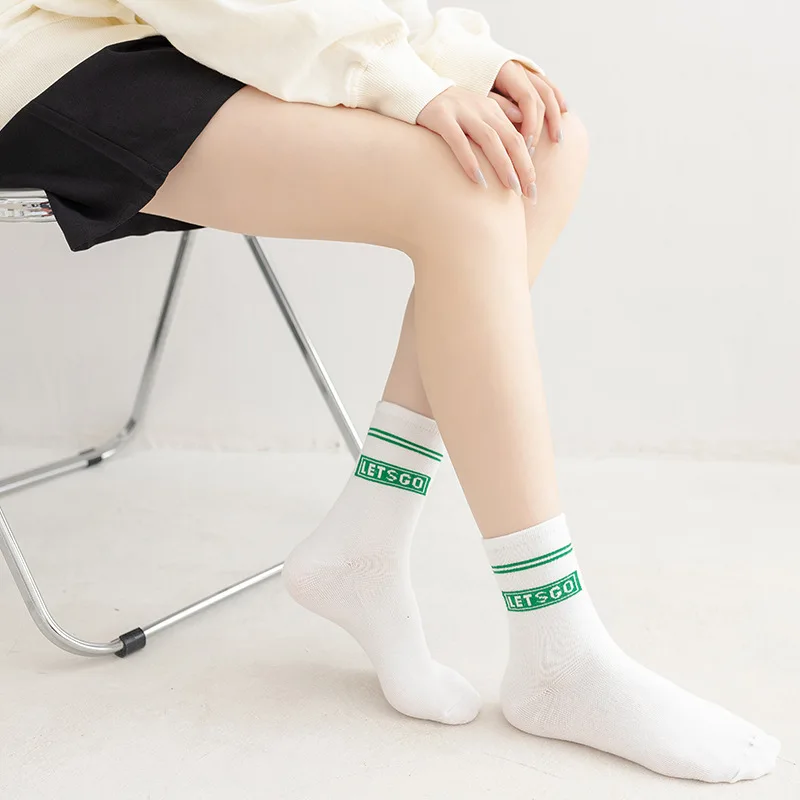 

1 пара женских носков, новые стильные полосатые женские носки с буквами, осенне-зимние теплые и утепленные спортивные носки средней длины из...