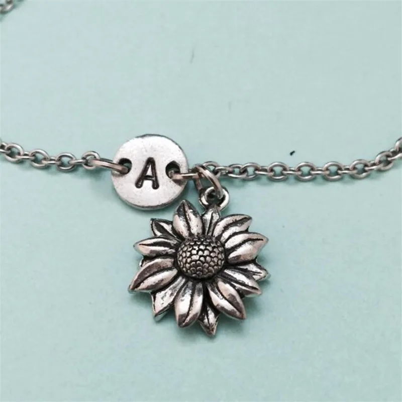 

Vintage Daisy Bracelet For Women Trendy Simple Style Letter Plant Hand Chains Classic Color Gold Fashion Jewelry Gift Accessory