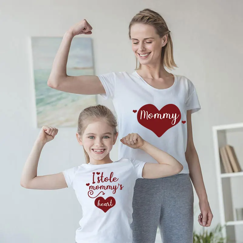 

Одинаковые комплекты для семьи, летняя хлопковая футболка для мамы и дочки, футболка с принтом букв и сердца для мамы и ребенка, Семейный ком...