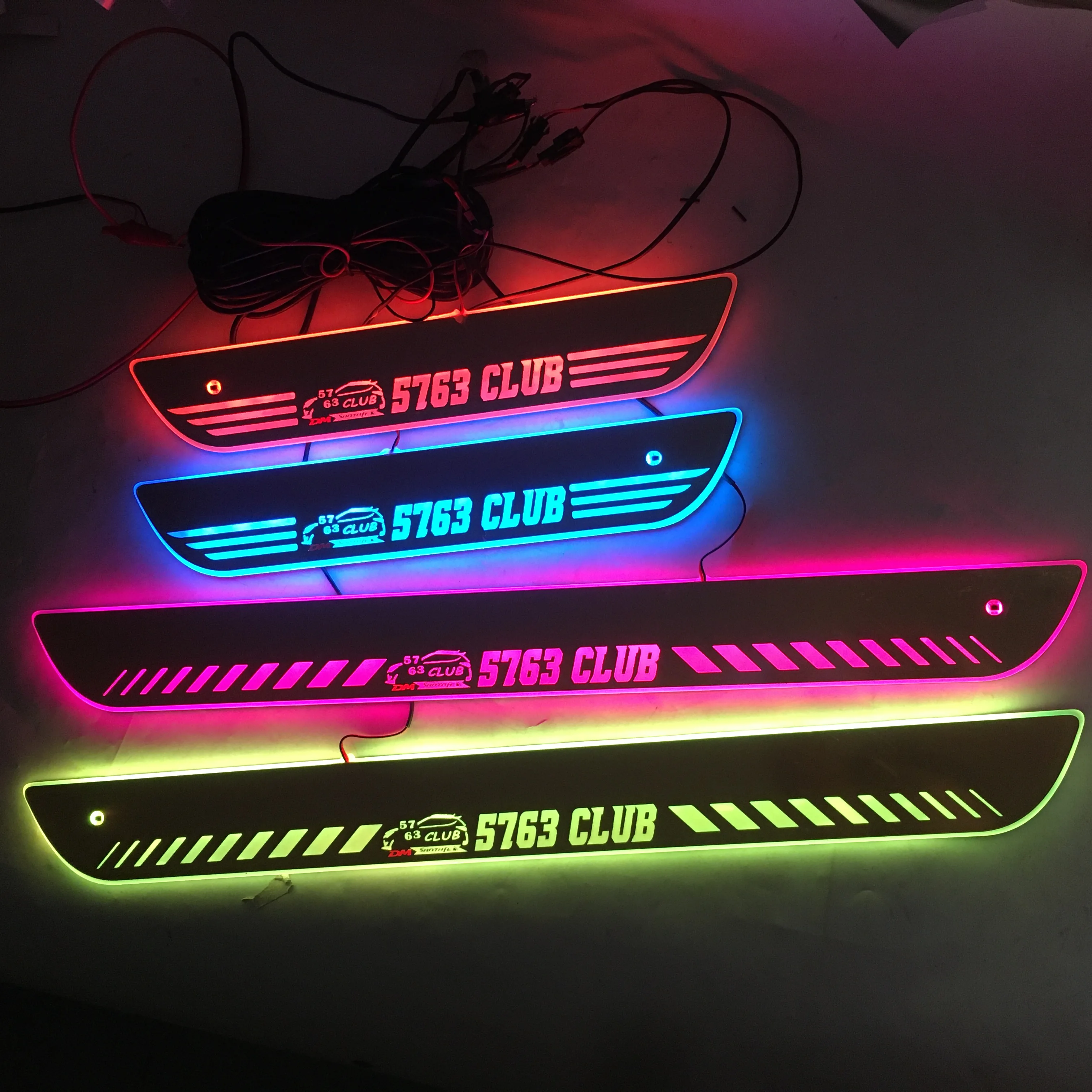 

4 шт./подходит для SANTAFE потоковая цветсветодиодный ная лампа дверные пороги приветственная педаль/динамический порог освещения транспортно...