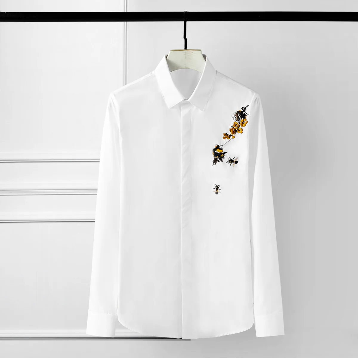 

Мужская приталенная рубашка с длинным рукавом, черная или белая Повседневная рубашка с 3d вышивкой пчелы, большие размеры до 4xl, лето 2021