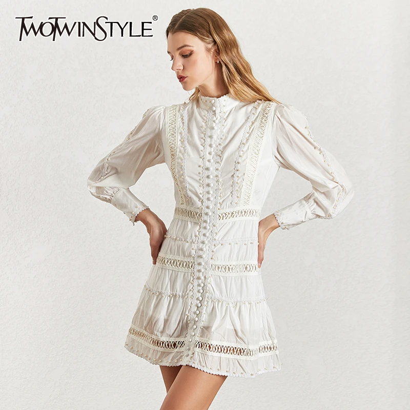 TWOTWINSTYLE выдалбливают лоскутное жемчужное платье женское стоячий воротник с длинным рукавом тонкие платья для женщин Летняя мода Новинка