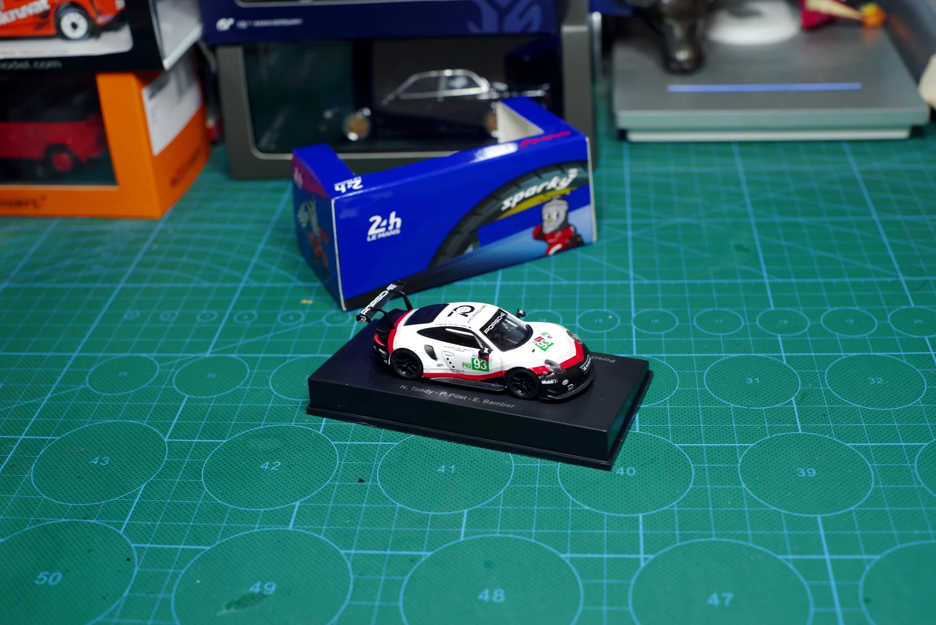 

SPARK Model 1/64 2018 Le Mans GT Porsc 911 RSR #93 Diecast Metal Model Car toy With Original Box Collection Car Gift