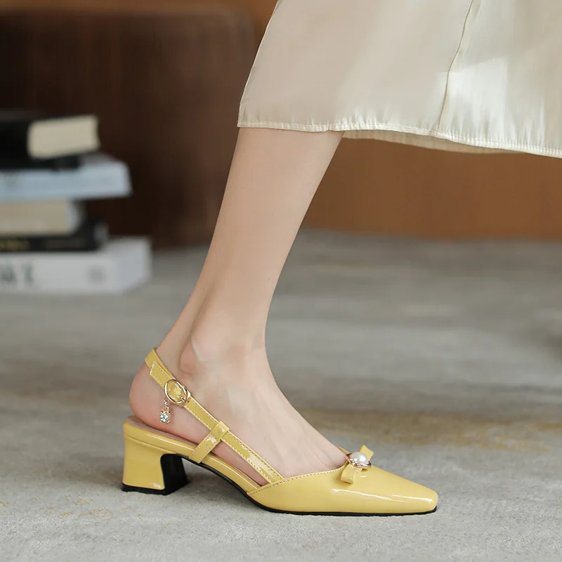 

2021 Summer New Sweet French Small Fresh Pointed Patent Leather Sandals Thick Heel Bow Pearl Light Yellow Female Sandals
