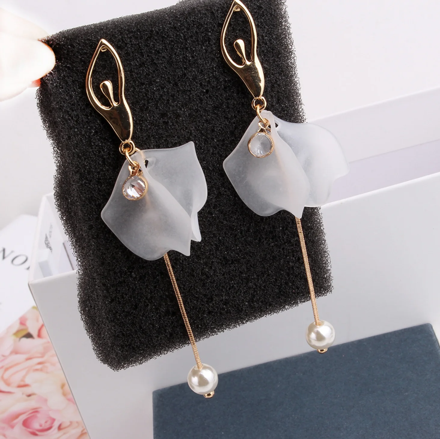 

2020 new Korean style dancing earrings long pearl earrings fashion simple chain flower tassel earrings
