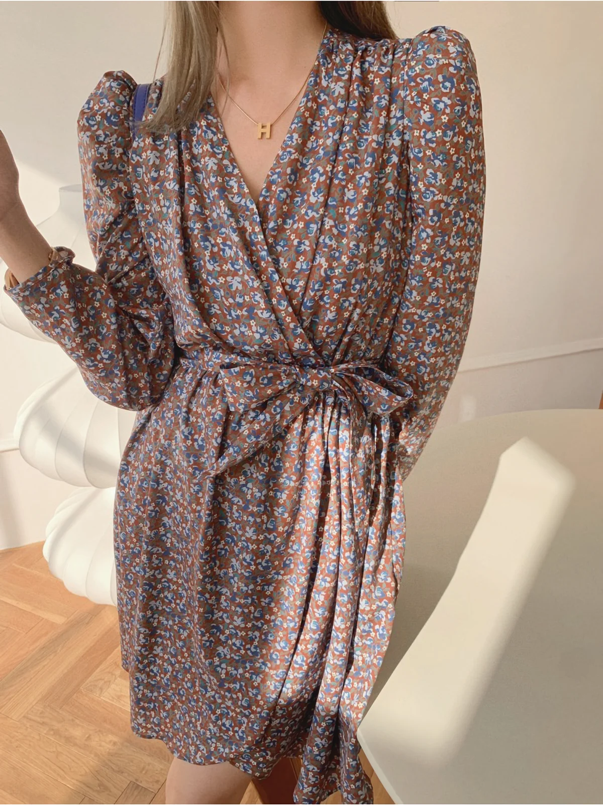 

Платье женское с цветочным принтом, V-образным вырезом и пышными рукавами