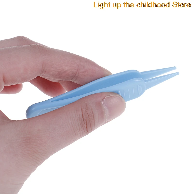 

2 pcs/lot Newborn Safety Safe Care Infant Ear Nose Navel Plastic Tweezers Pincet Forceps Talheres Infant Mamadeira Clips Pinza