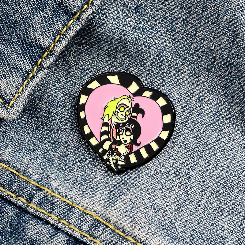 Эмалевые булавки в готическом стиле от Beetlejuice Lydia значок форме сердца и червя на
