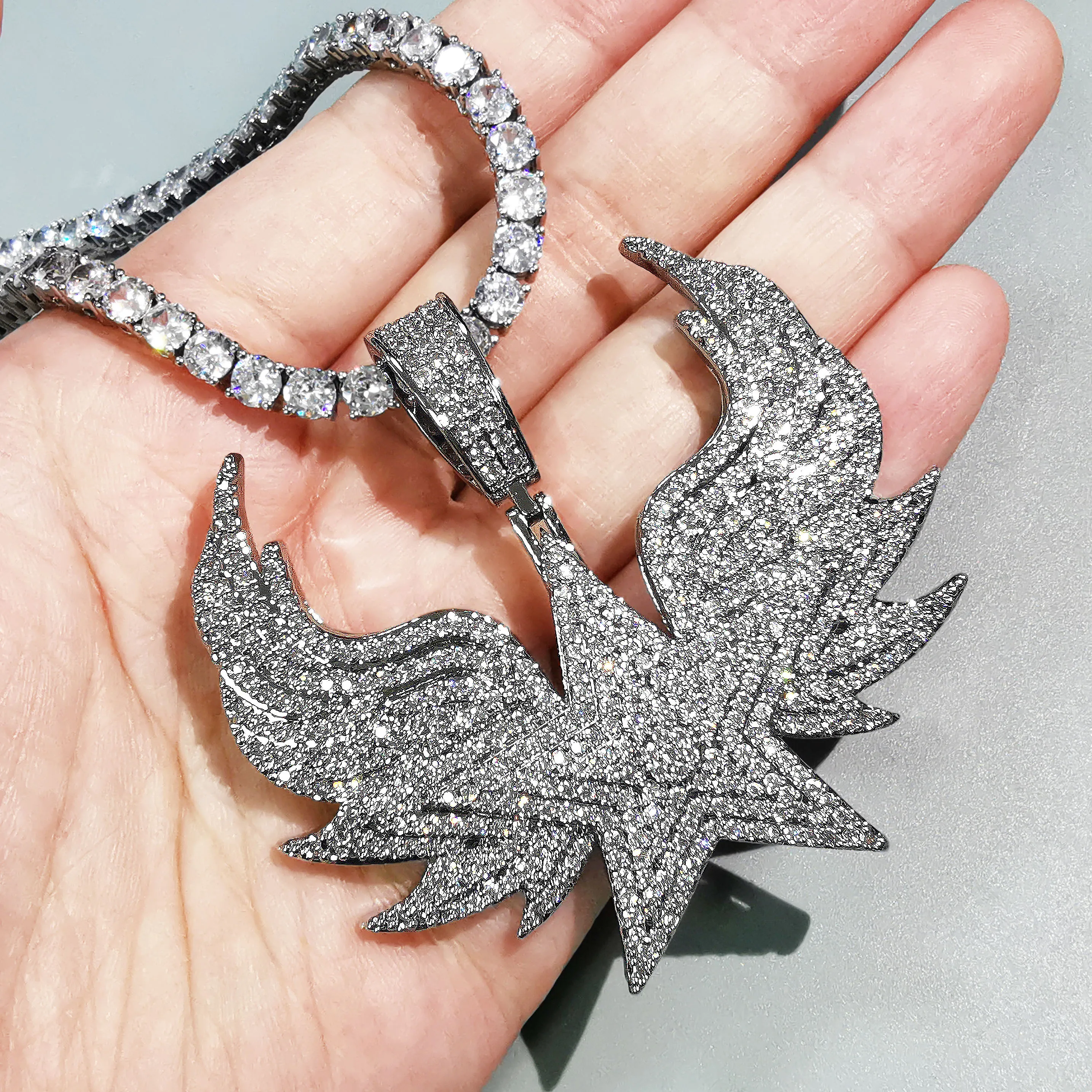 Цепочка с подвеской в виде крыльев и звезд