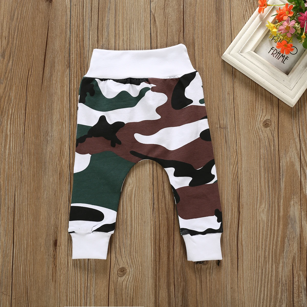 Боди с длинными рукавами и надписью олень камуфляжные штаны шапка хлопковая