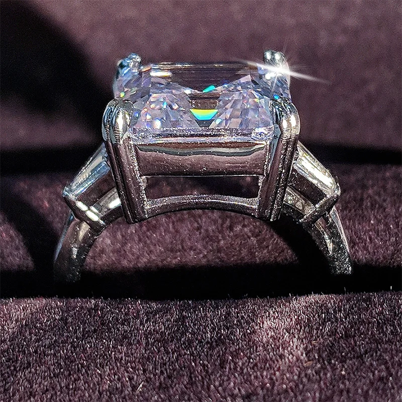 Женское кольцо серебряного цвета с трапециевидной огранкой|Кольца| |