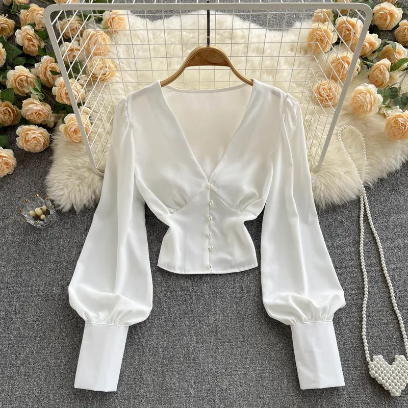 

Топ женский с V-образным вырезом, пикантная модная Укороченная рубашка с жемчужными пуговицами и рюшами, уличная одежда, белый топ с буффами ...