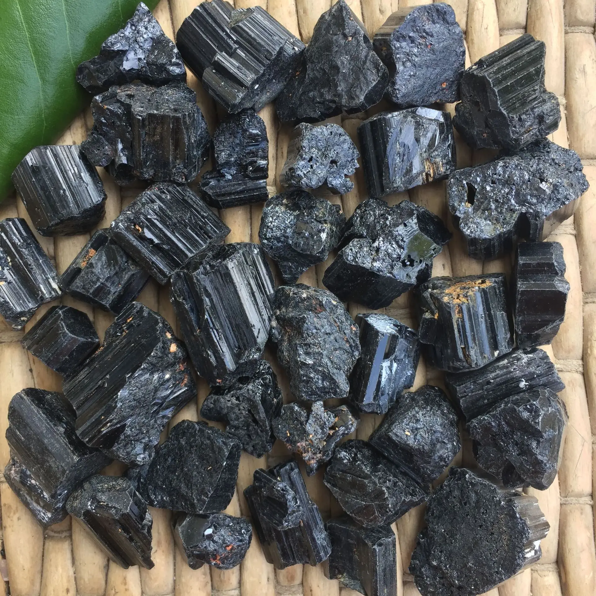 

Natural Black Tourmaline Rough Crystal Pillar Crushed Stone Gemstone Collectibles Rough Rock Mineral Specimen Healing Stone Home