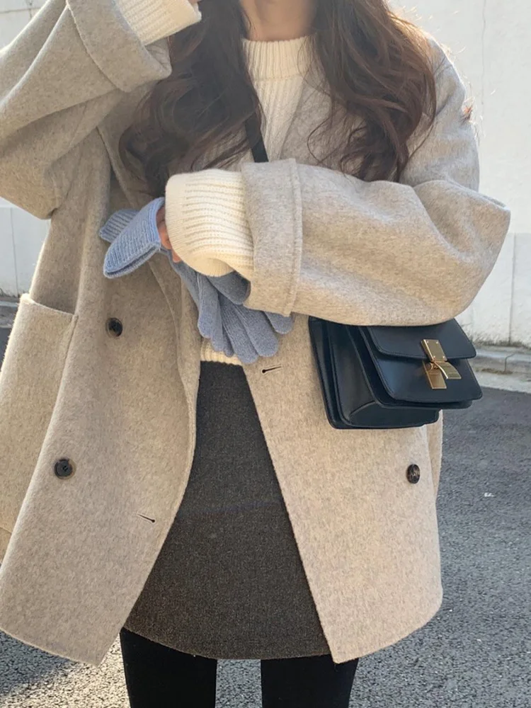 

Все хорошо смотрятся в двустороннем кашемировом пальто с большими лацканами. Женское Короткое шерстяное пальто