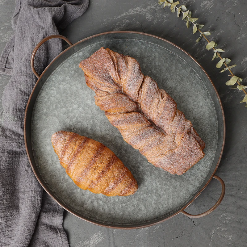 

Vintage Round Wrought Iron Plate with Handles Metal European Retro Bread Tray Antique Storage Trays Home Decor Photography Table