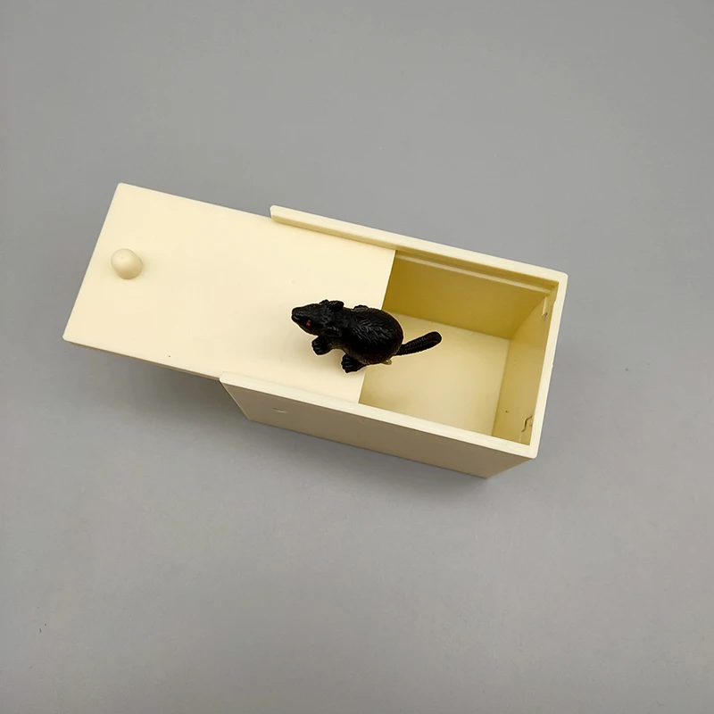 1pcs mouse Пластиковые шалости пугать паук кляп мышь подарок дети, игрушки для взрослых ужас смешная шутка сюрприз коробка страшные Хэллоуин Модные игрушки - Цвет: 1pcs mouse