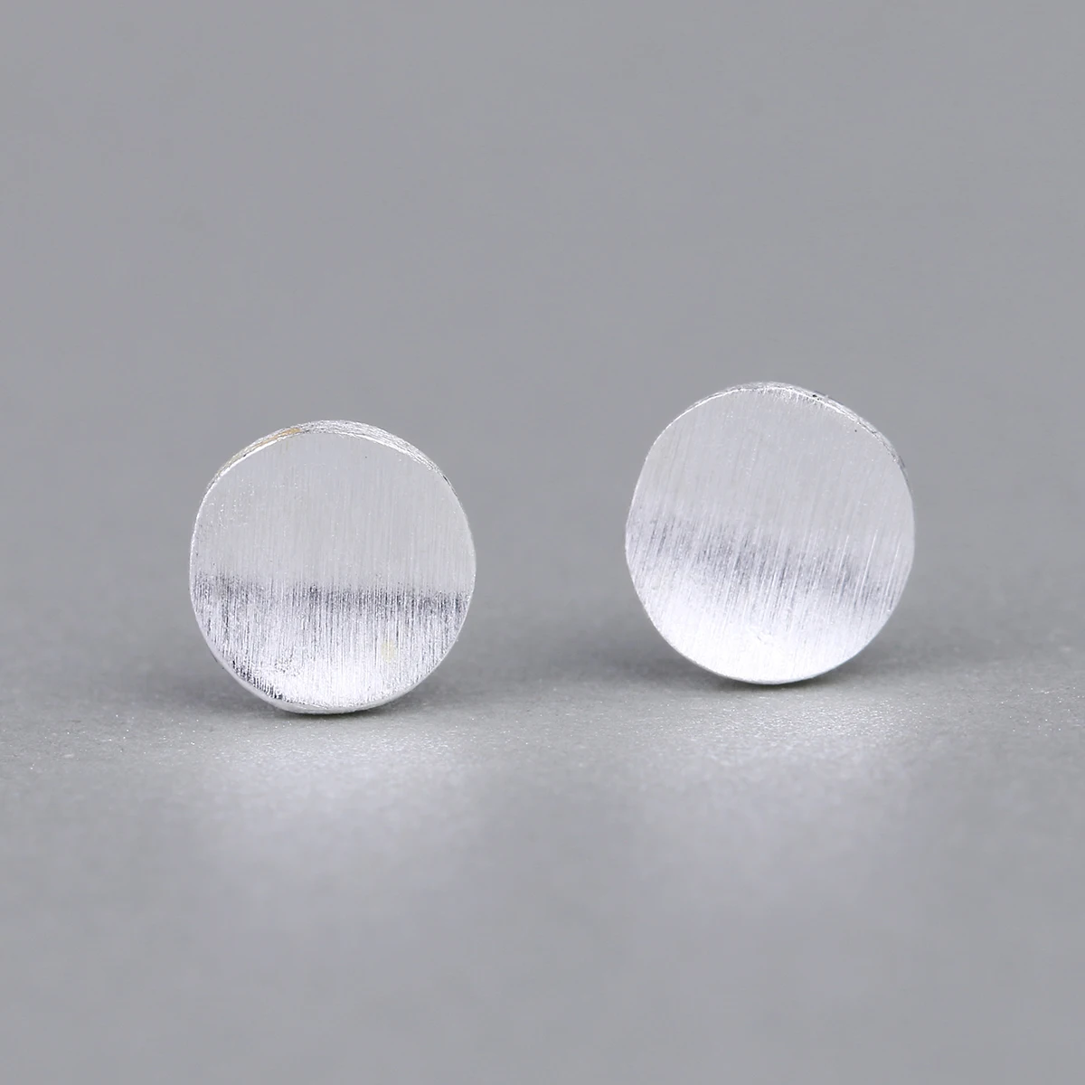 Женские матовые серьги-гвоздики Oly2u круглые серьги с геометрическим рисунком