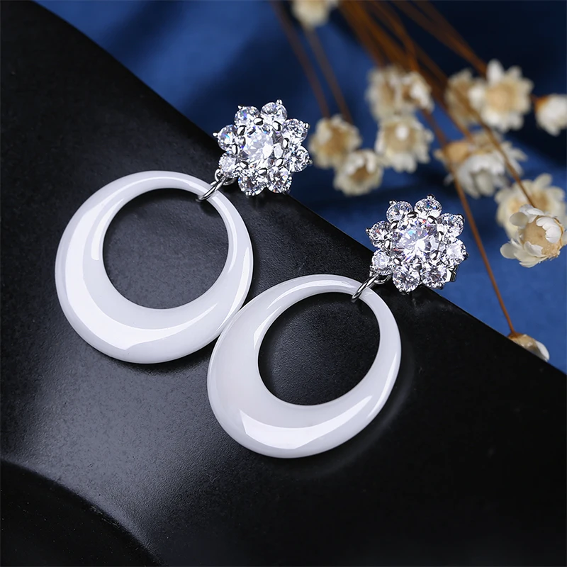 Женские серьги гвоздики TUHE черные и белые керамические овальные с кристаллами