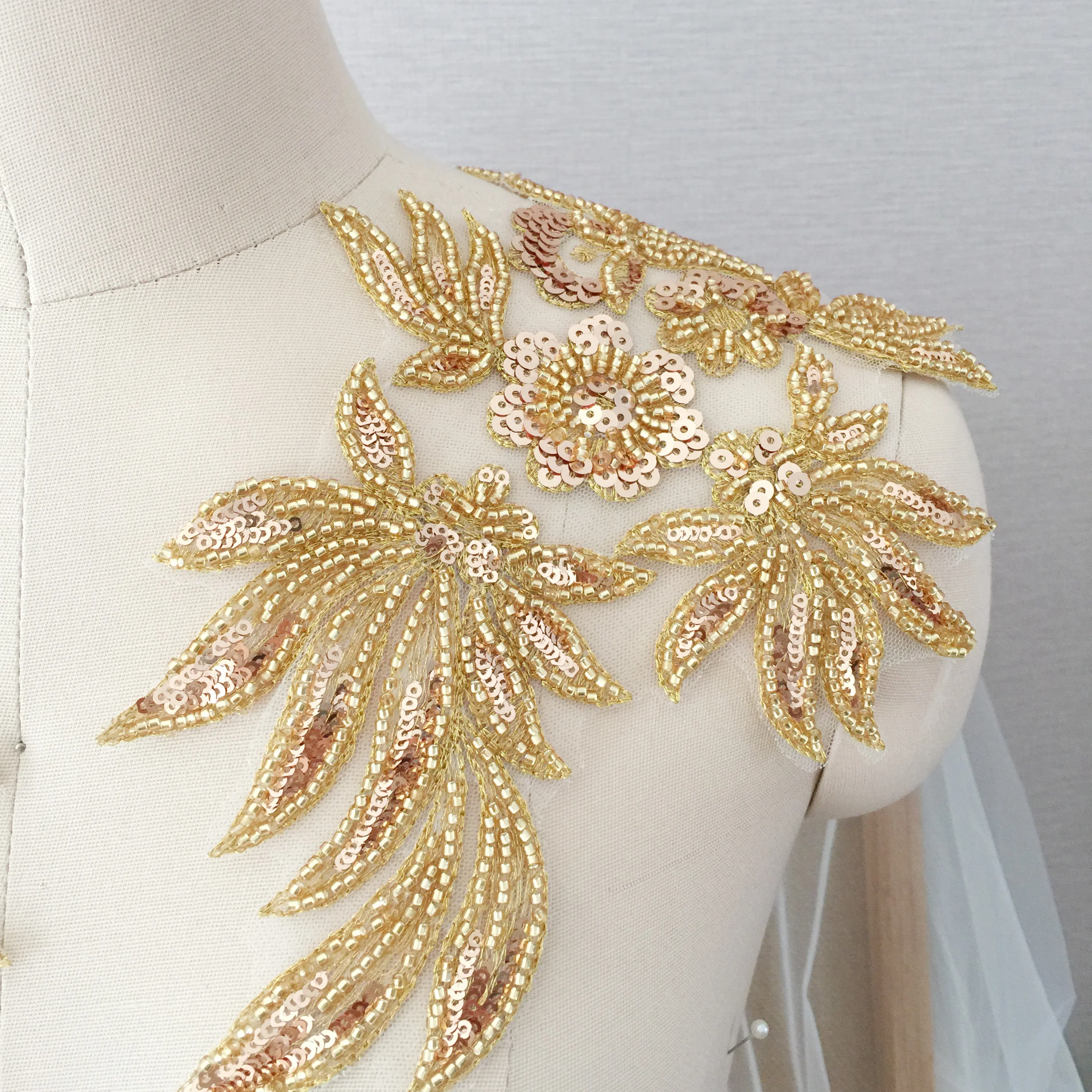 Apliques de encaje de lentejuelas florales 3D doradas, parche bordado de flores con lentejuelas, decoración delicada para disfraz de baile artesanal, 4 piezas