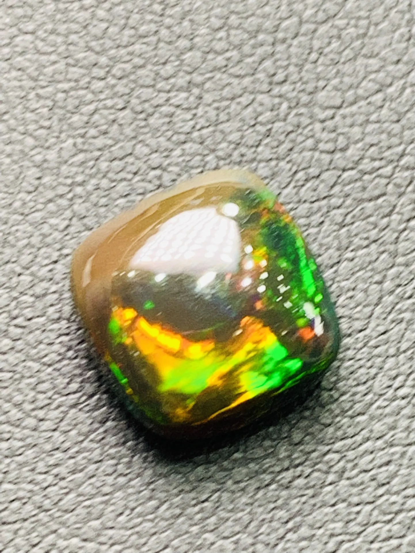 Pure natural opal 3-4 carats Can be inlaid with rings or pendants Colorful colors Round shape Bare stone accessories gem jewelry