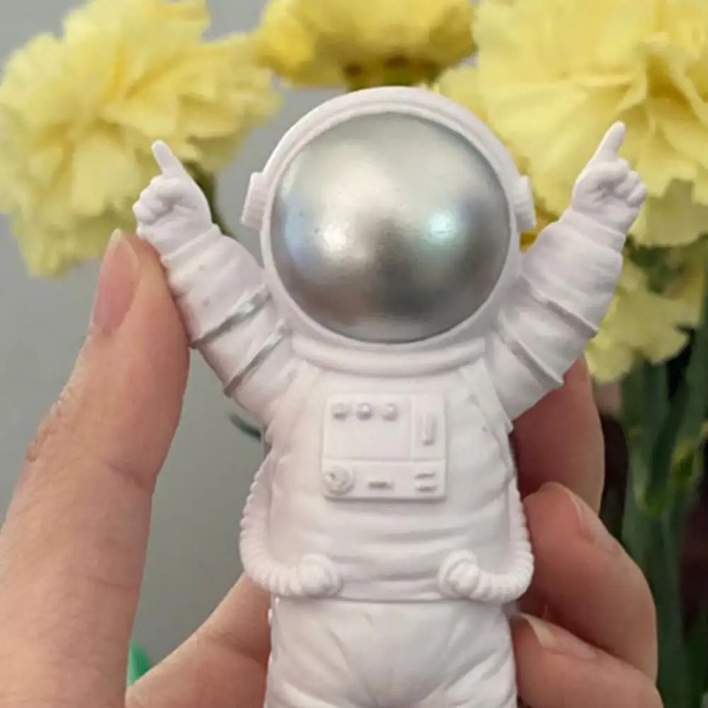 

3Pcs Cake Decoration Astronaut Shape Decorative PVC Creative Art Spaceman Figurine Tabletop Ornaments for Study Room