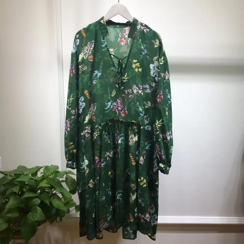 Женское короткое шелковое платье с галстуком зеленое свободное мини цветочным