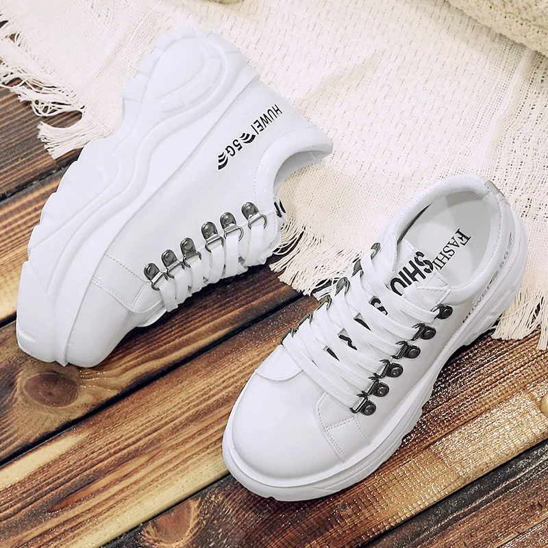 Женские кроссовки из лакированной кожи на высокой платформе шнуровке