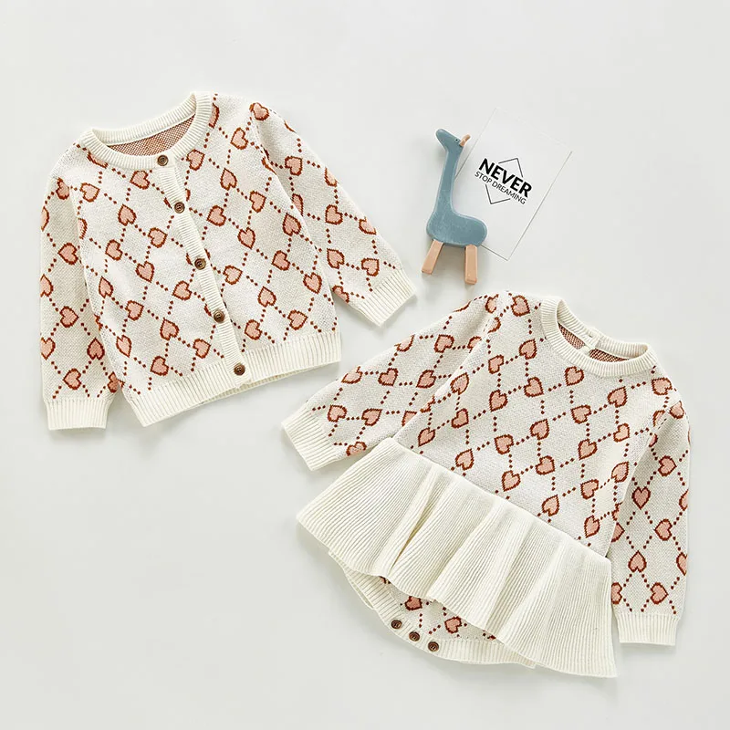 

Новинка Осень-зима 2020, вязаное пальто с длинным рукавом и сердечками для маленьких девочек + комбинезоны, комплекты одежды, Детский костюм д...