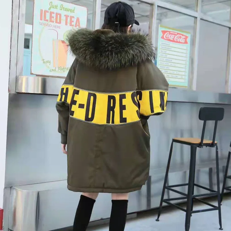 Парка женская зимняя черная/зеленая с буквенным принтом и меховым воротником |