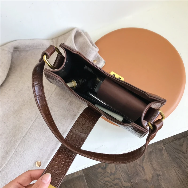 

Retro Small Crocodile Pattern Baguette Underarm Bags For Women Luxury Design Lock Work Shoulder Bags High Quality Tote Bags 2021